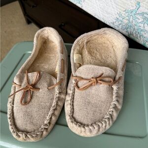 Women’s Cozy Moccasin Slippers in Light Beige